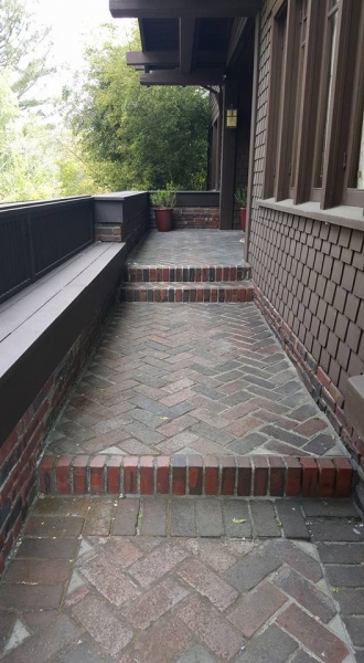 Restored brickwork: The original brick porch was carefully dismantled, and after the underlying structure was rebuilt, the original bricks were returned.